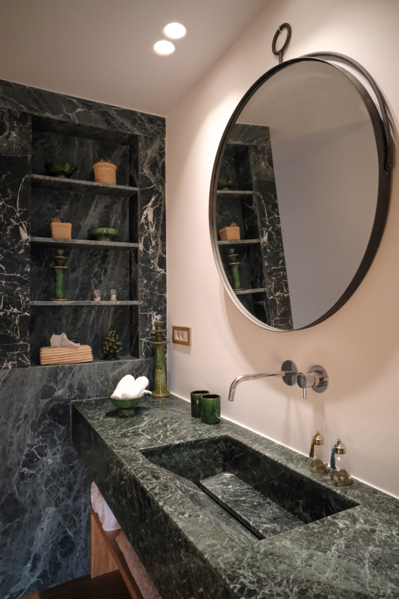 The Tinos-marble basin and round mirror