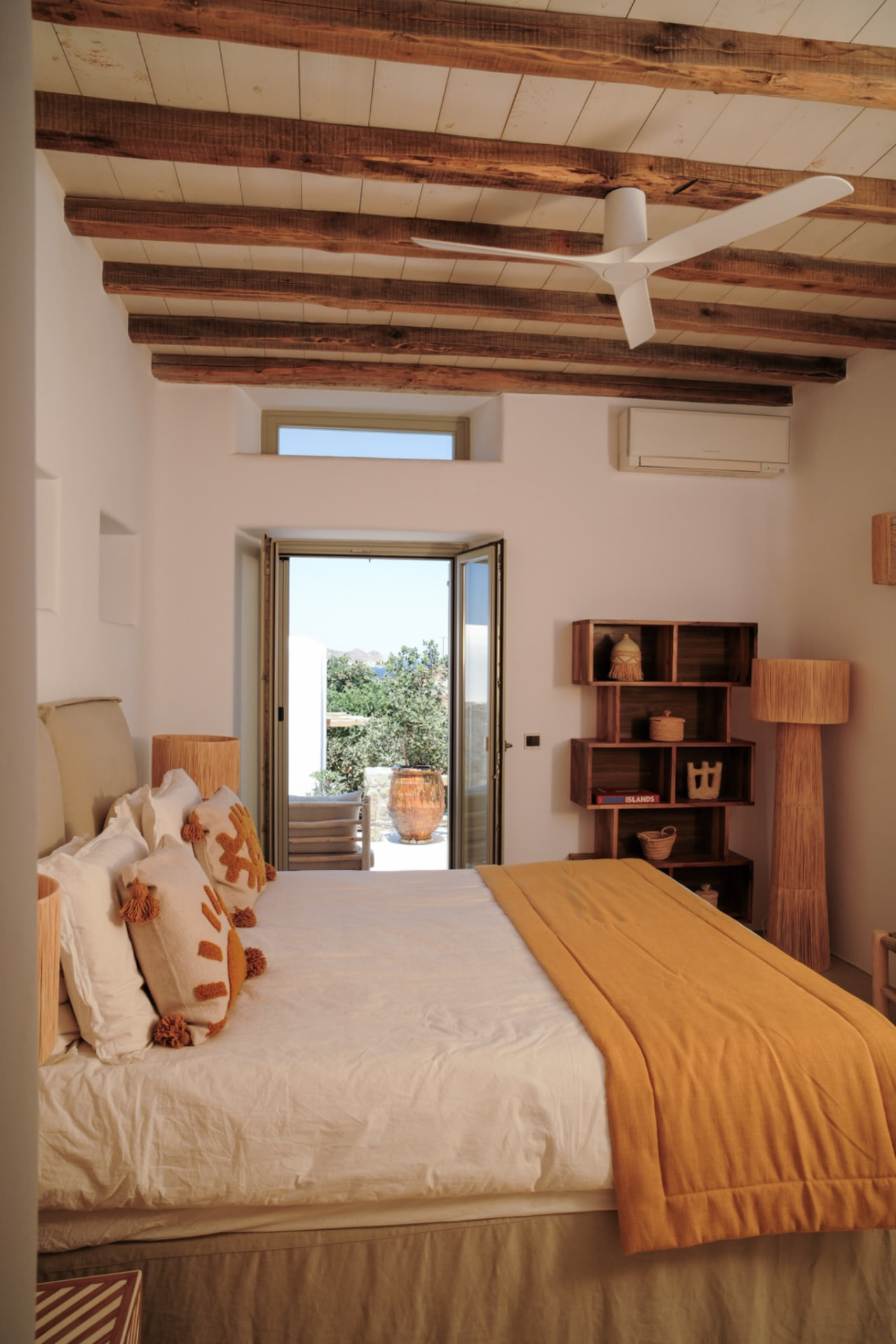 Detail, natural textures and carved wood in the Upper Suite